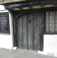 Four-centred arch – The Parrot pub, Church Lane