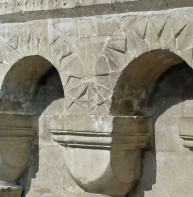 Nailhead markings on blind arcade in cathedral choir south aisle
