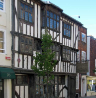 Double overhang – Conquest House, Palace Street